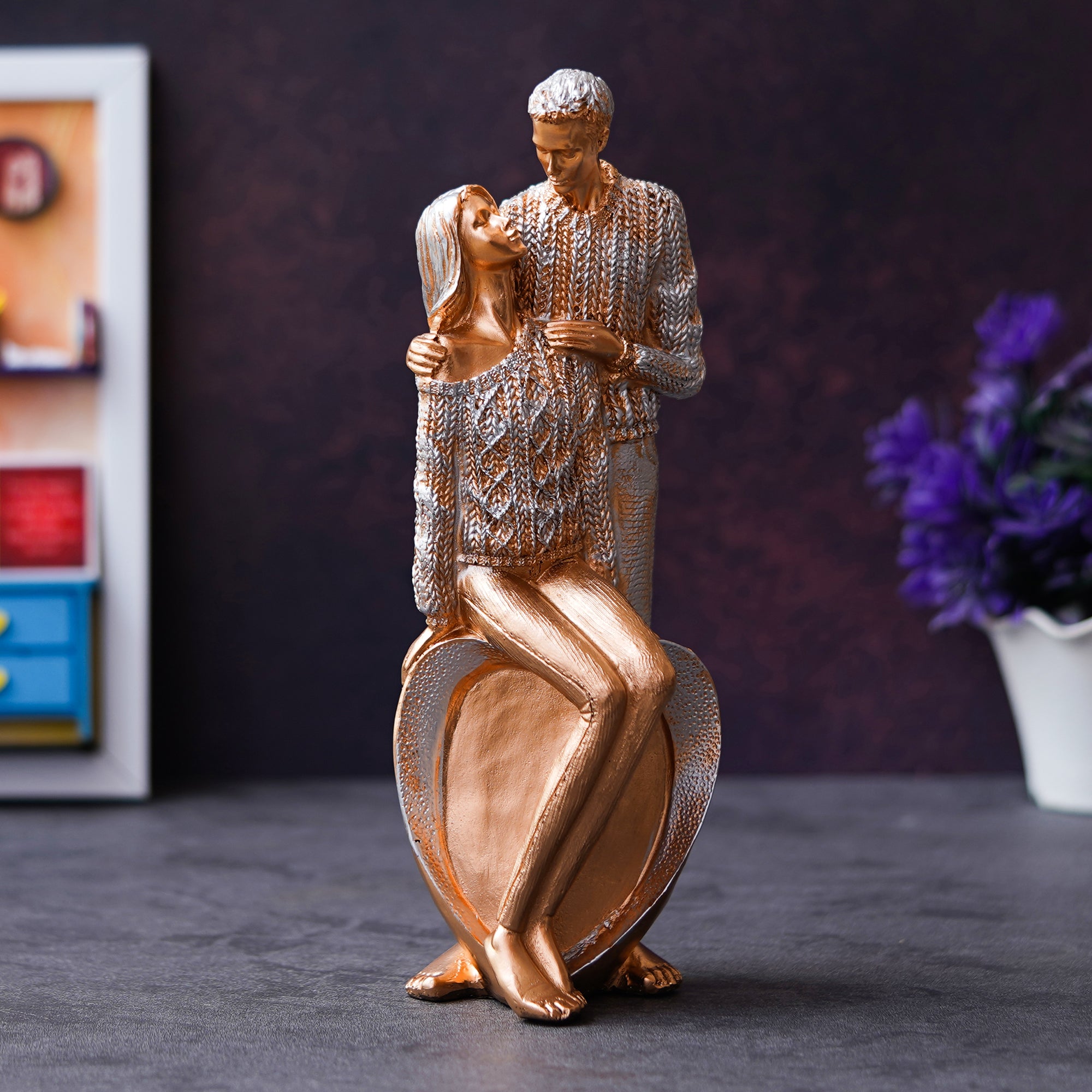 Golden Polyresin Romantic Couple Statue Human Figurine Decorative Showpiece 1