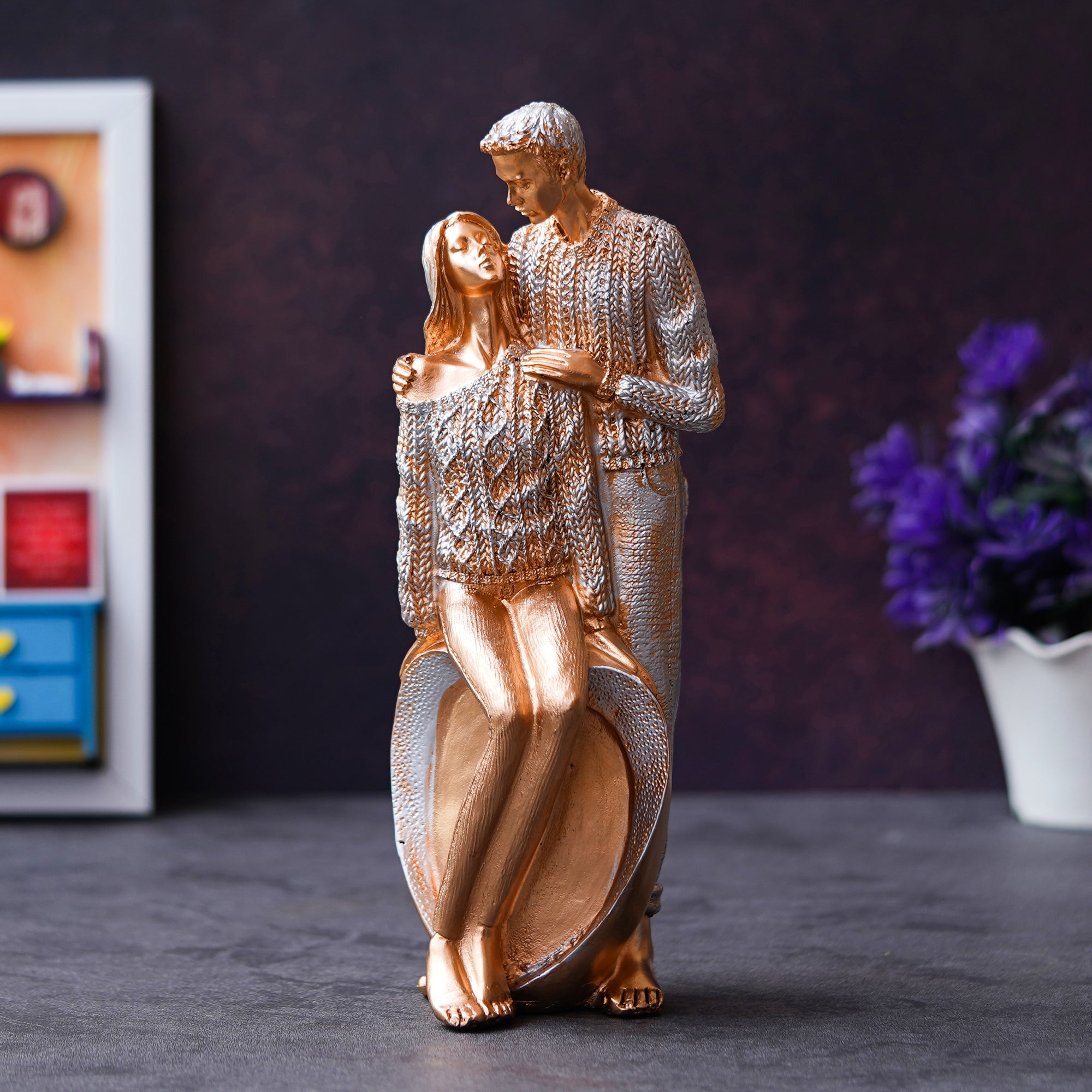 Golden Polyresin Romantic Couple Statue Human Figurine Decorative Showpiece 4