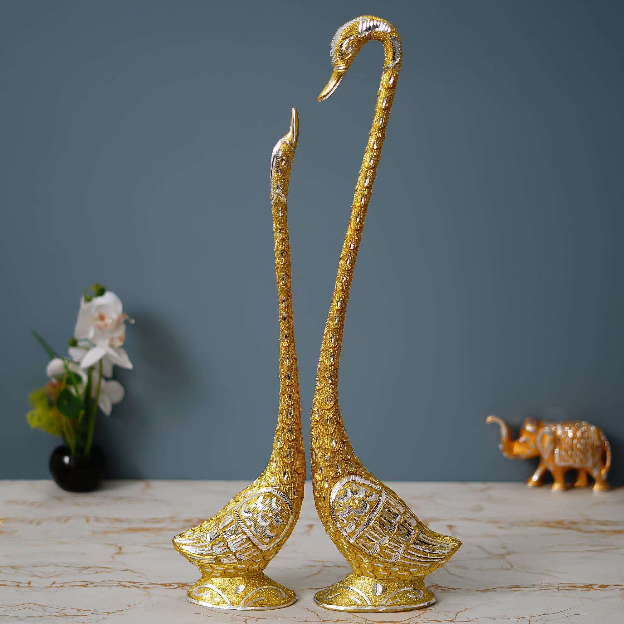 Golden Kissing Swan Couple Handcrafted Decorative Metal Figurine