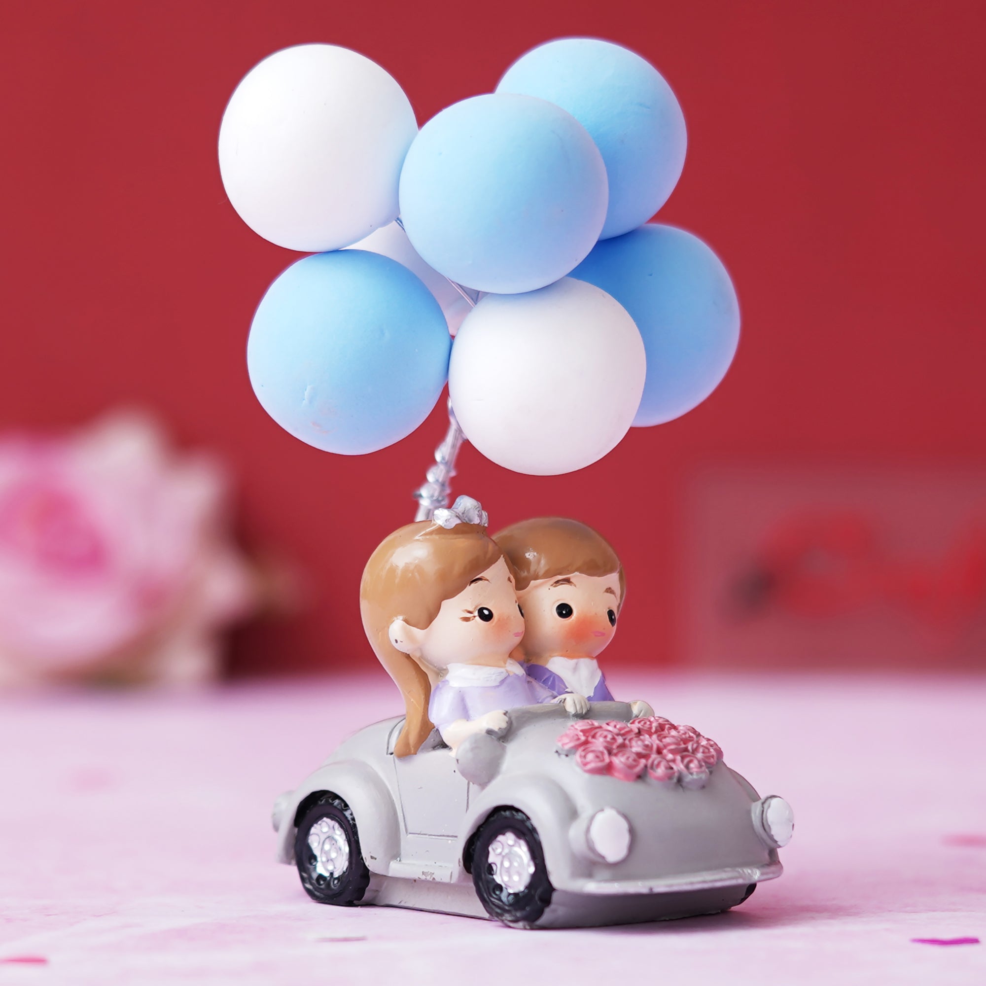 eCraftIndia Romantic Couple Statue with Balloon on a Car Decorative Showpiece