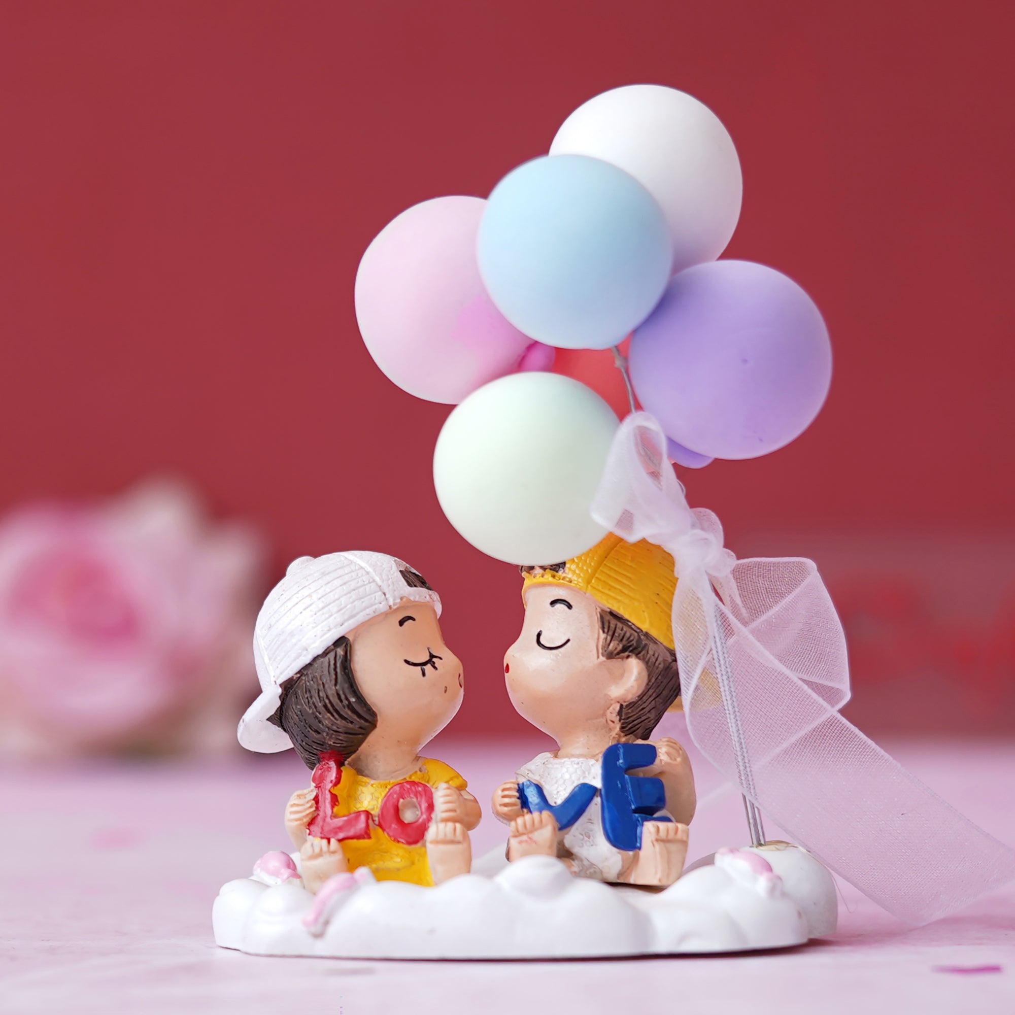 eCraftIndia Cute Couple Statue with Balloons Valentine's Day Showpiece