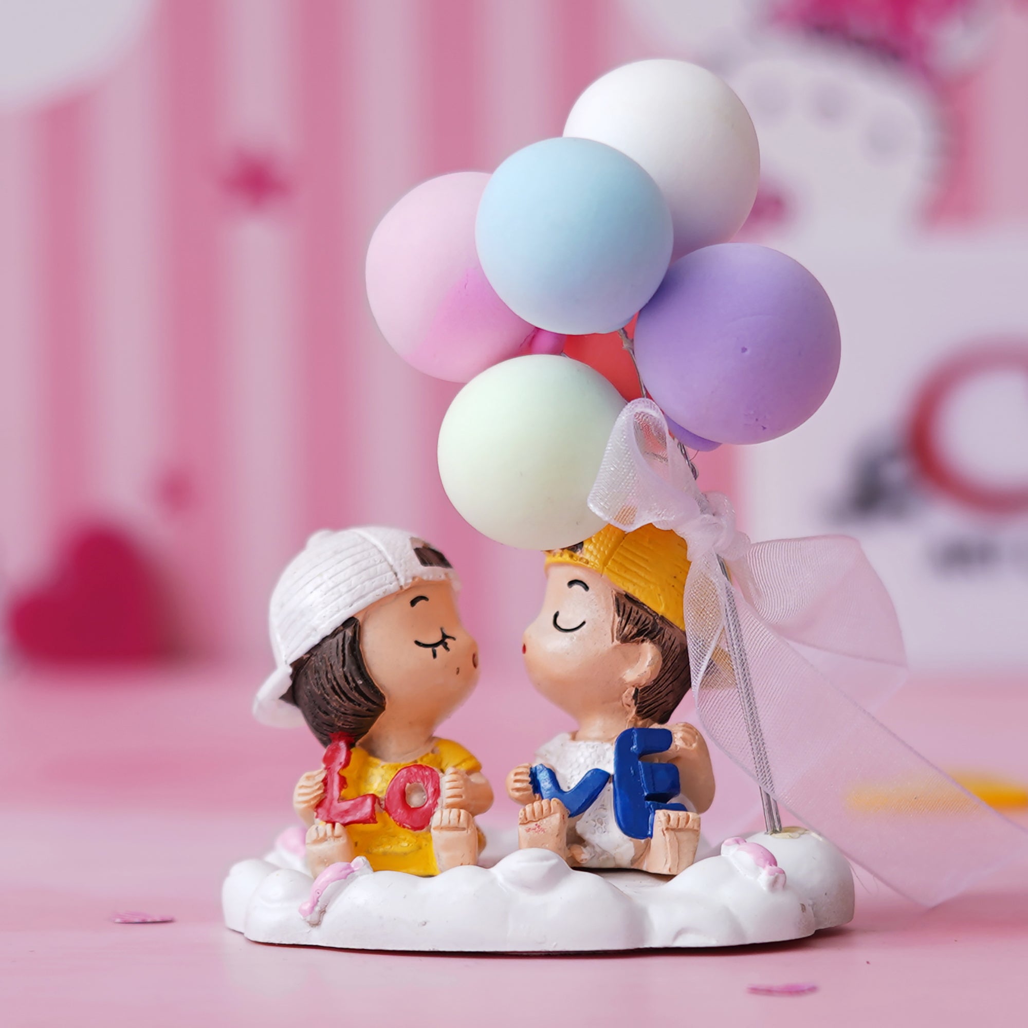 eCraftIndia Cute Couple Statue with Balloons Valentine's Day Showpiece 1