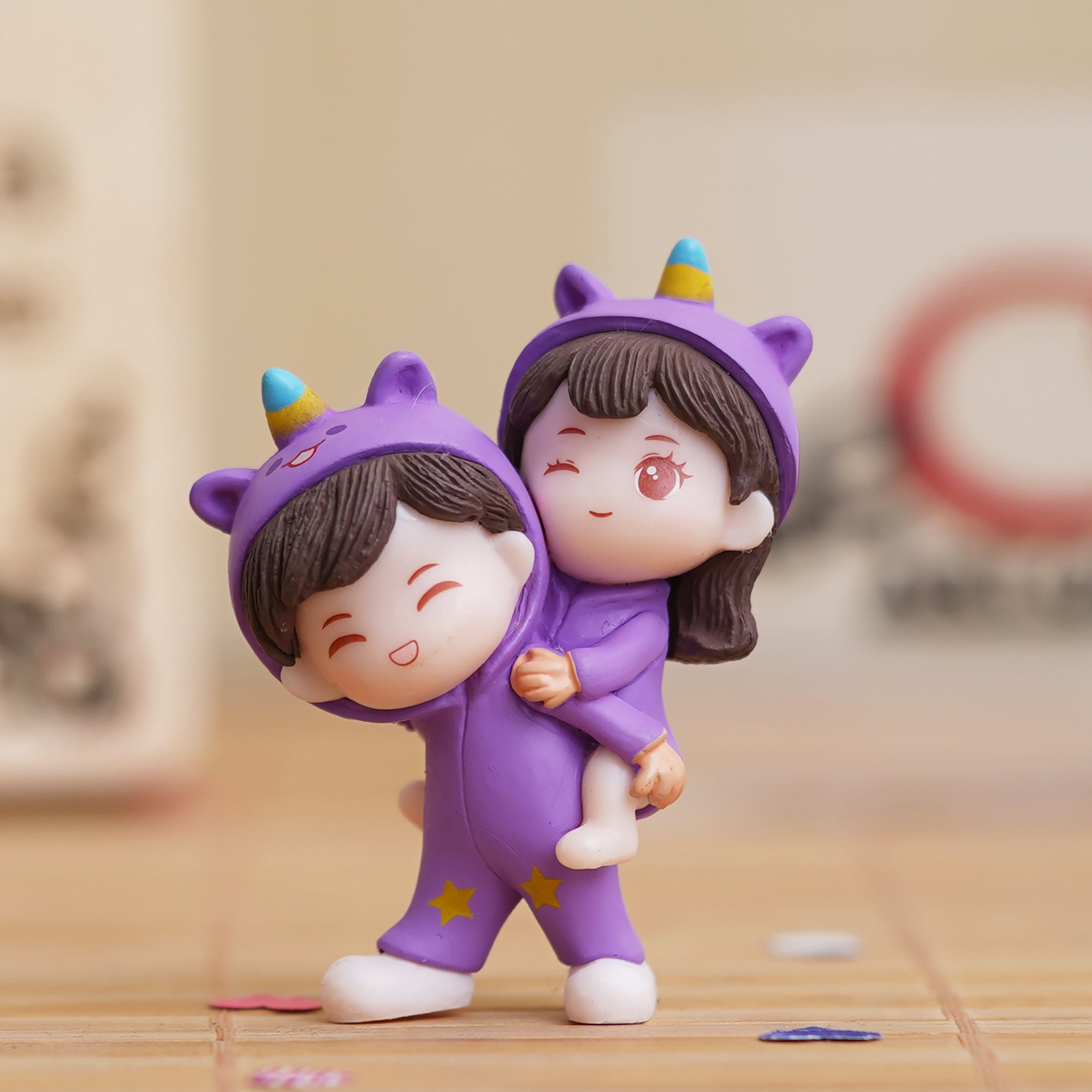 eCraftIndia Purple Miniature Cute Couple Statue Girl on Boy's Shoulder Showpiece