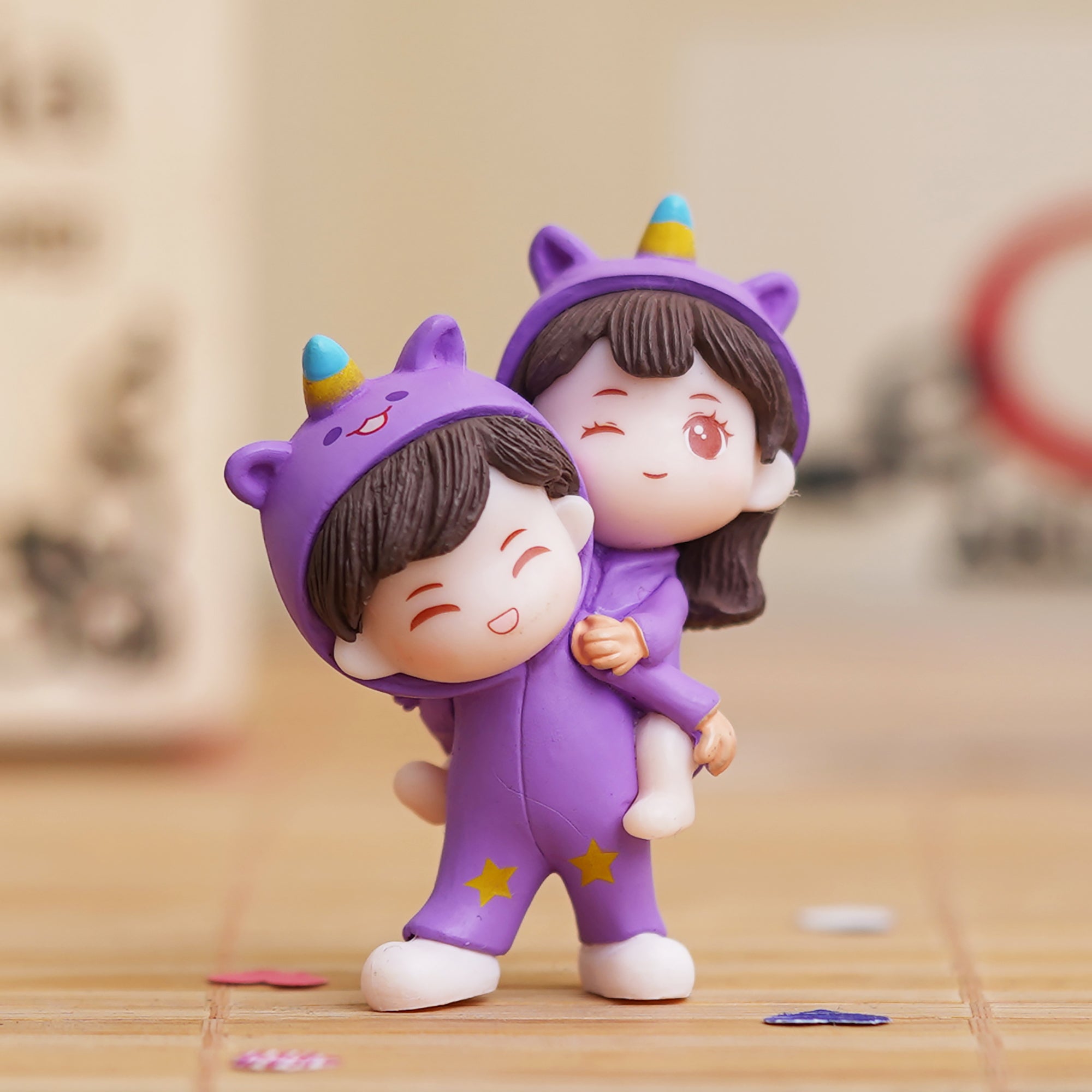 eCraftIndia Purple Miniature Cute Couple Statue Girl on Boy's Shoulder Showpiece 5