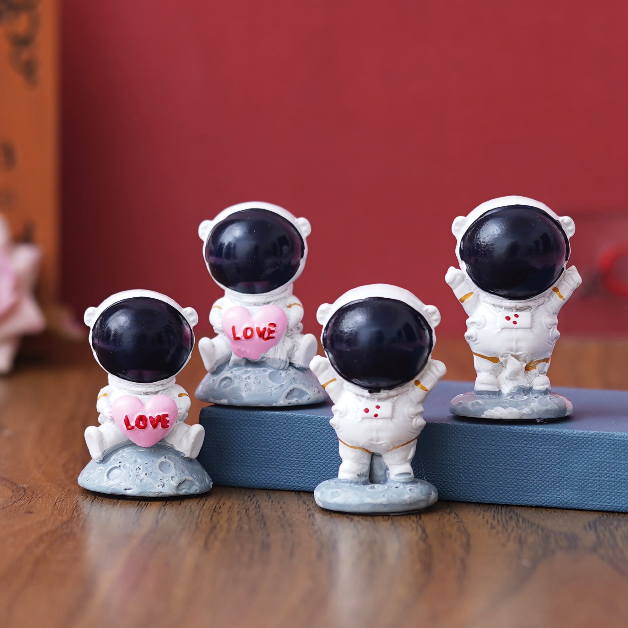 eCraftIndia 4 Astronaut Statues Spaceman Figurines Holding Love Heart Showpieces 1