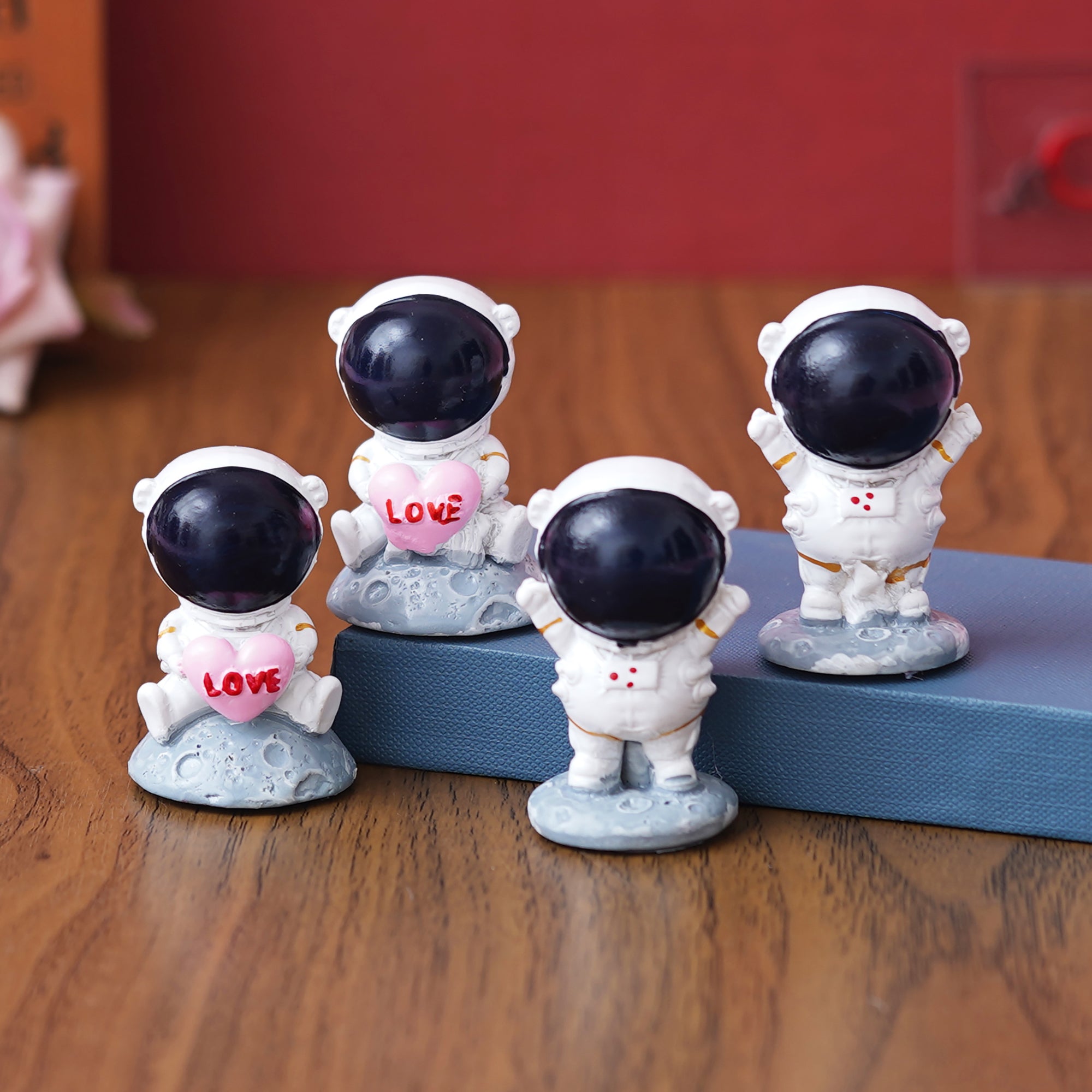 eCraftIndia 4 Astronaut Statues Spaceman Figurines Holding Love Heart Showpieces 4